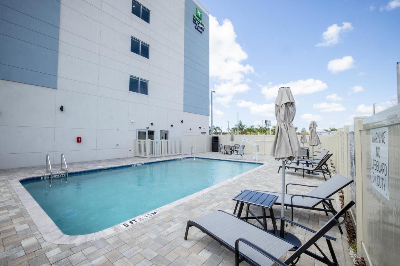 Holiday Inn Express & Suites Tampa Stadium - Airport Area By Ihg Extérieur photo