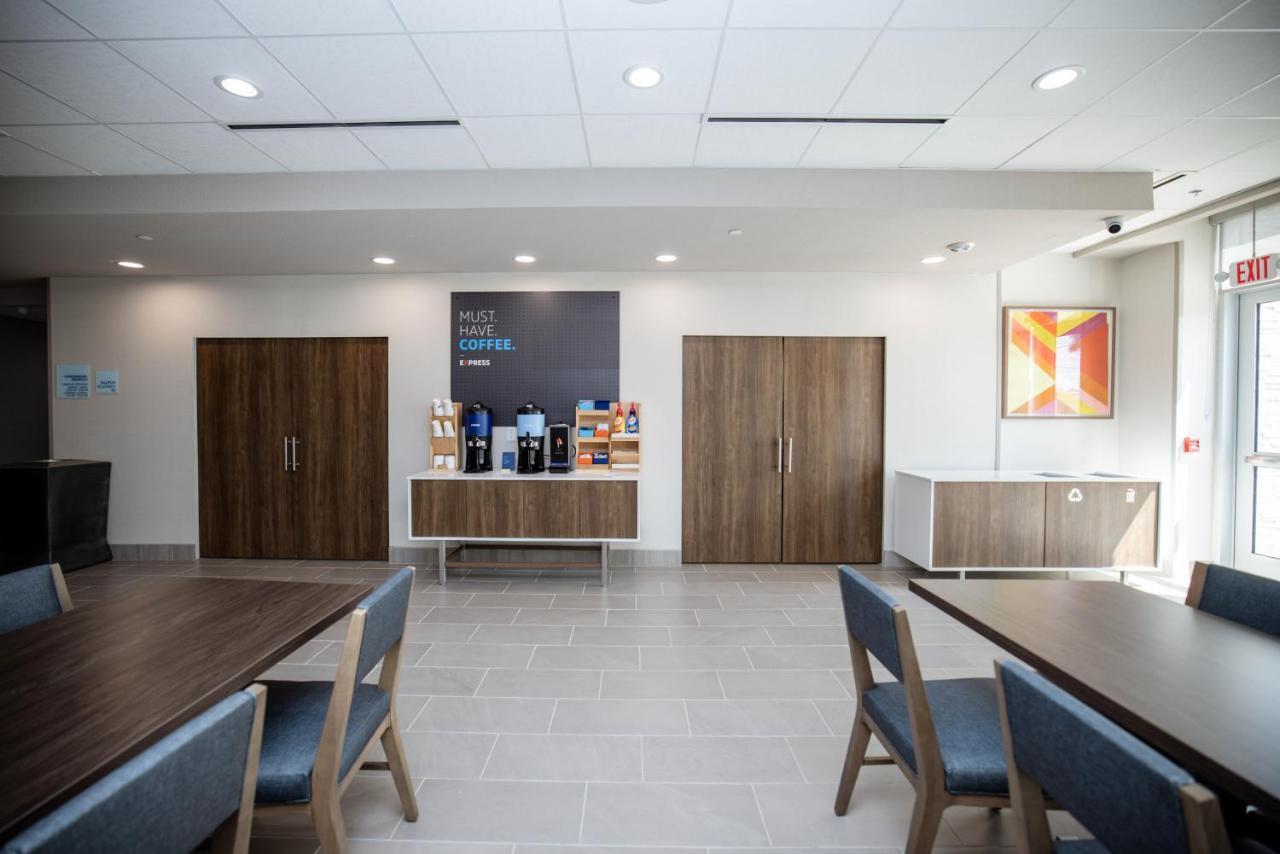 Holiday Inn Express & Suites Tampa Stadium - Airport Area By Ihg Extérieur photo