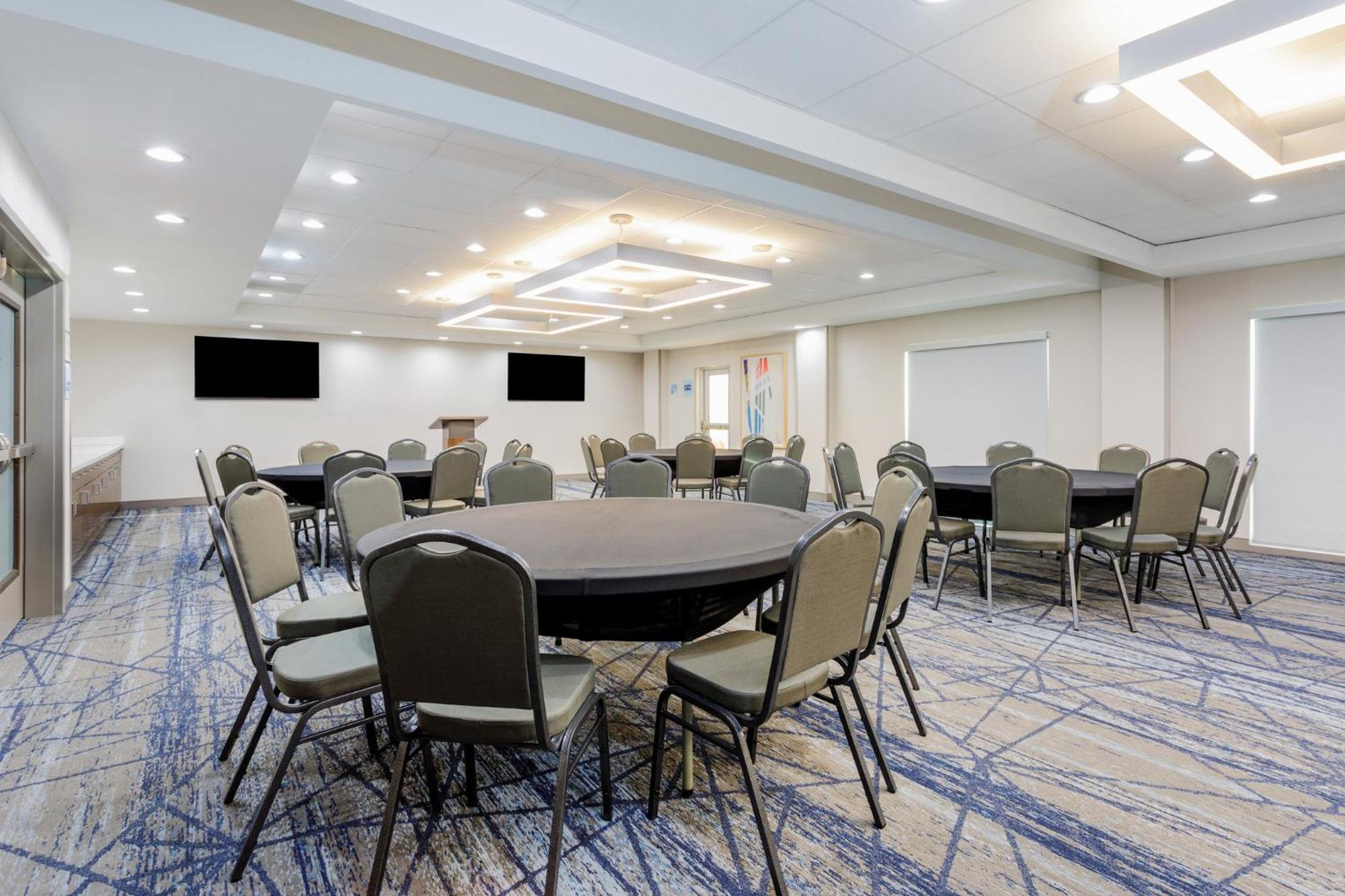 Holiday Inn Express & Suites Tampa Stadium - Airport Area By Ihg Extérieur photo
