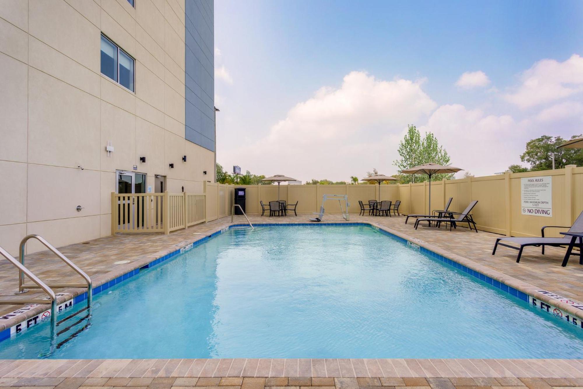 Holiday Inn Express & Suites Tampa Stadium - Airport Area By Ihg Extérieur photo
